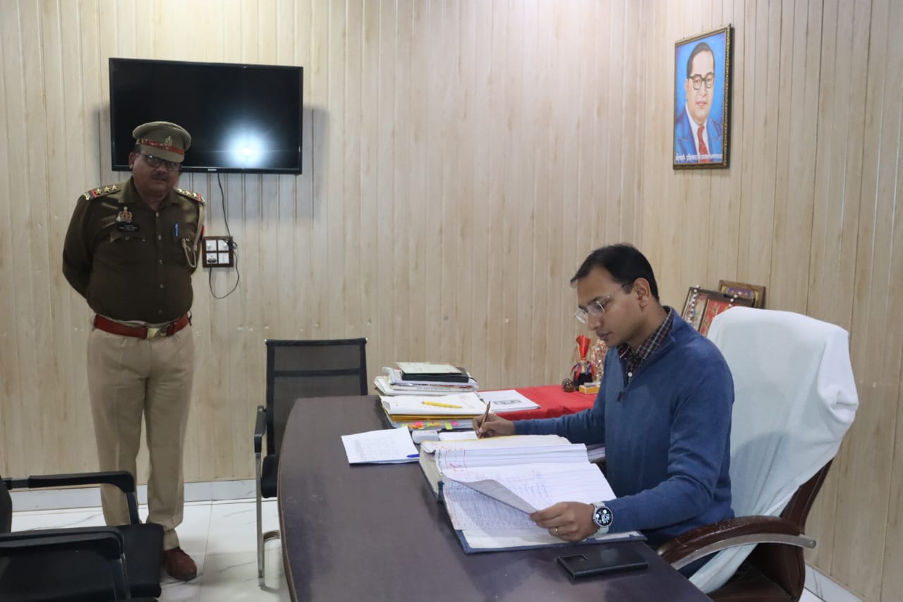 वरिष्ठ पुलिस अधीक्षक द्वारा थाना गुलावठी का औचक निरीक्षण कर अभिलेखों के रखरखाव आदि को चैक किया गया तथा सम्बन्धित को आवश्यक दिशा-निर्देश दिए गये।