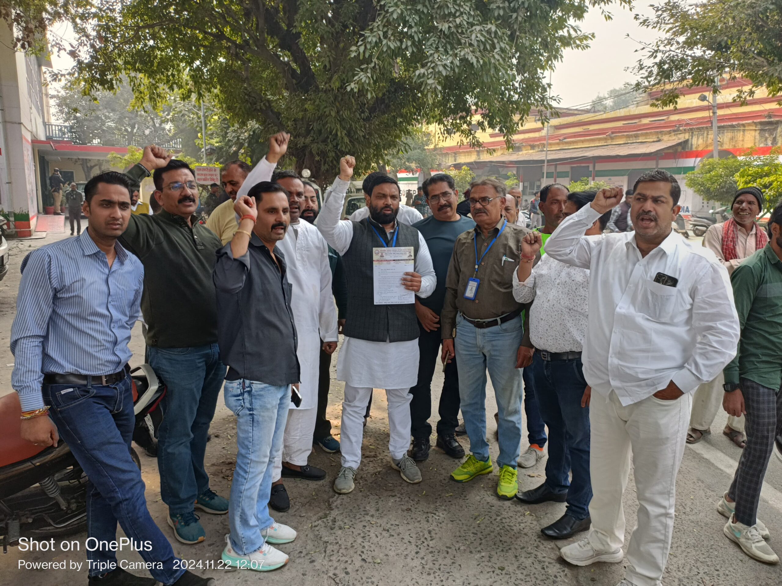 भारतीय उद्योग व्यापार मंडल के जिला अध्यक्ष पंकज अग्रवाल के नेतृत्व में जिला अधिकारी को ज्ञापन देकर नगर पालिका द्वारा 19 फीसदी ग्रह कर और जलकर बढ़ाने के लिए किया विरोध