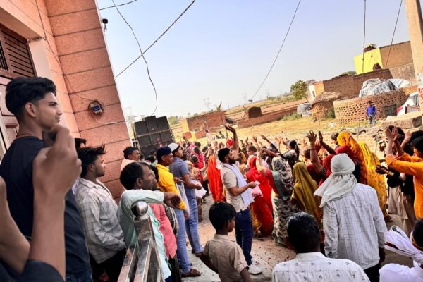 नारऊ में माता रानी की शोभायात्रा पर मुस्लिम समाज ने की पुष्पवर्षा, दिया मोहब्बत का संदेश