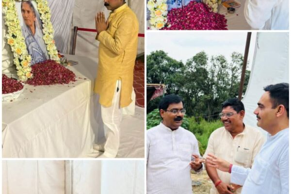 पुष्प अर्पित कर श्रद्धांजलि अर्पित की