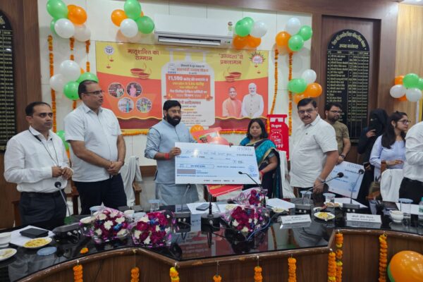 दीपावली पर उज्ज्वला उपभोक्ताओं को मिला निःशुल्क गैस सिलेंडर का तोहफा